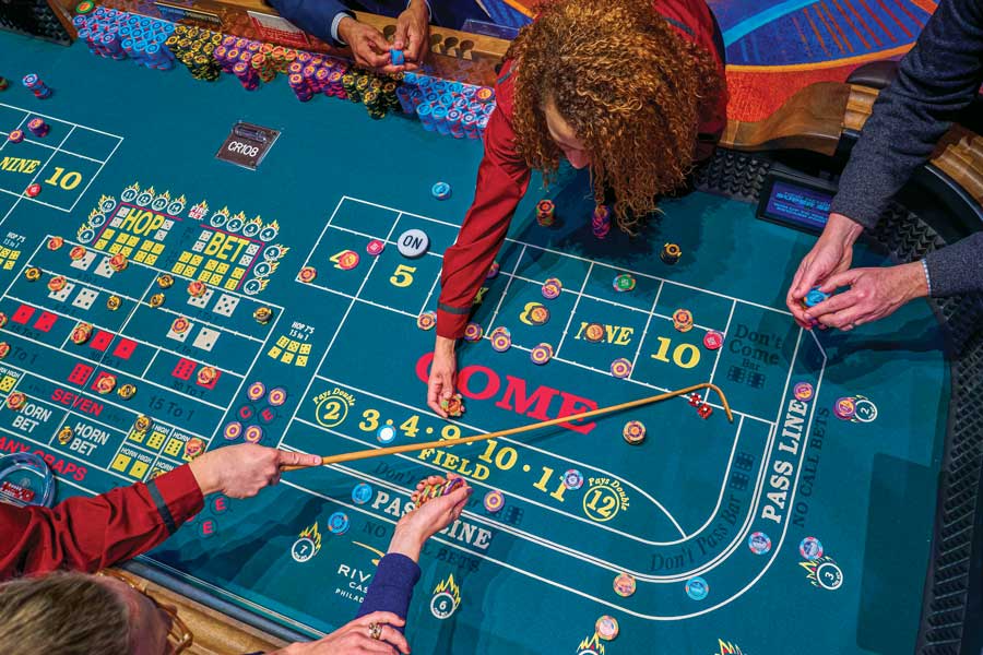 Jogo de bacará em andamento mostrando as cartas do Jogador e do Banqueiro