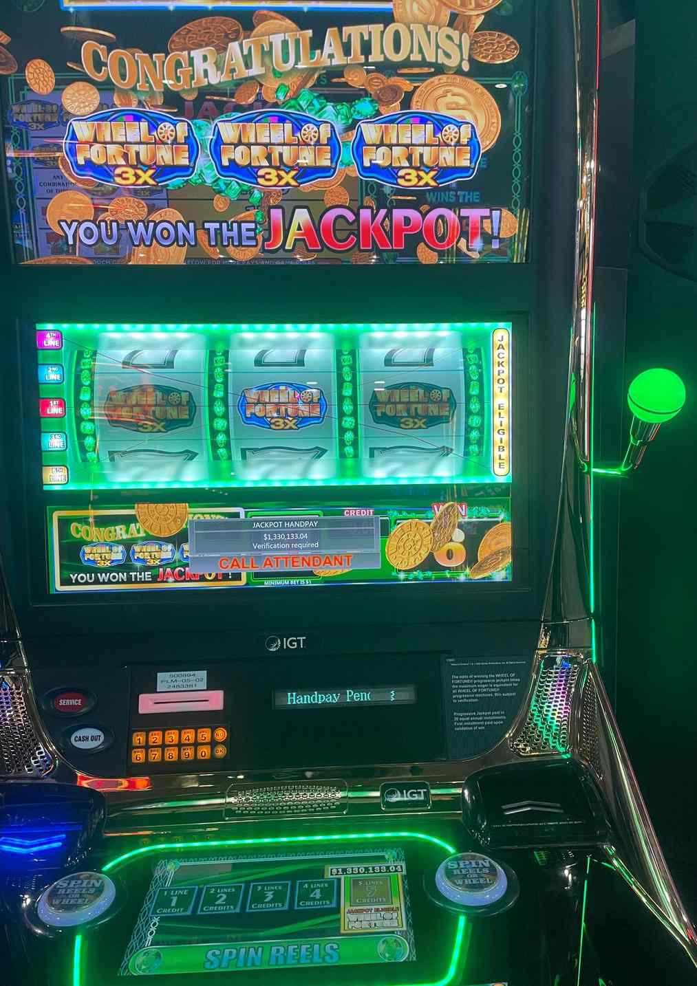 Interior luxuoso de um cassino, representando a experiência premium do 57bet