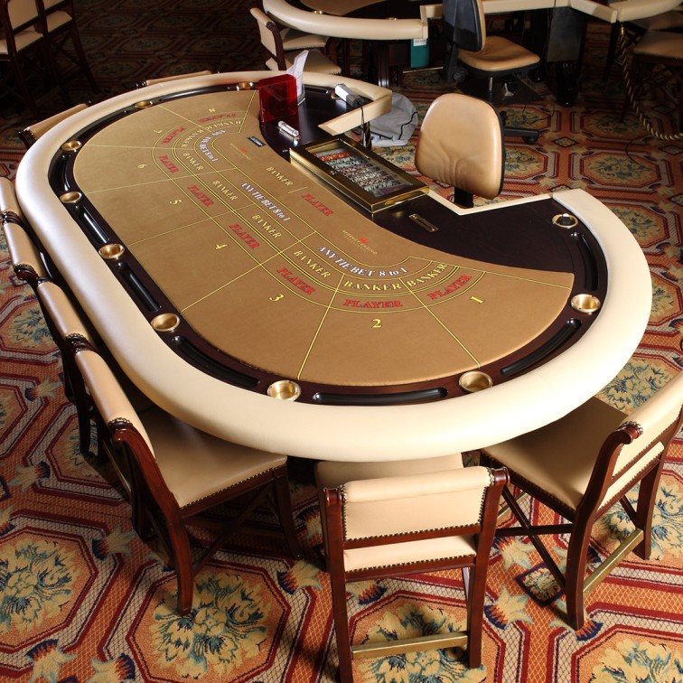 Mesa de bacará com cartas sendo distribuídas, mostrando a elegância do jogo