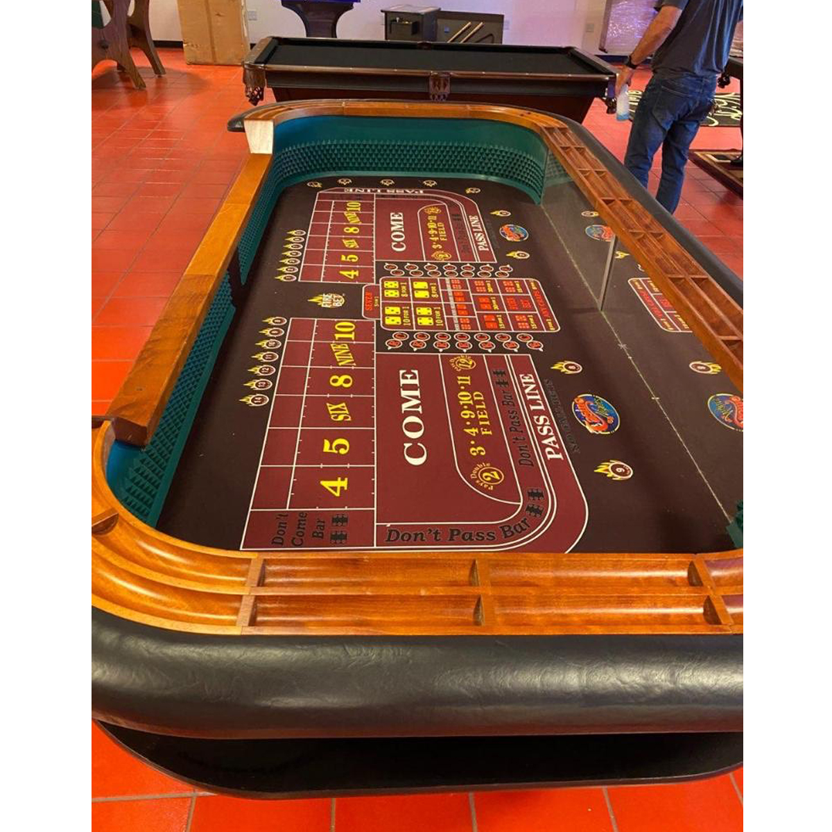Mesa de blackjack com cartas e fichas, mostrando a emoção do jogo